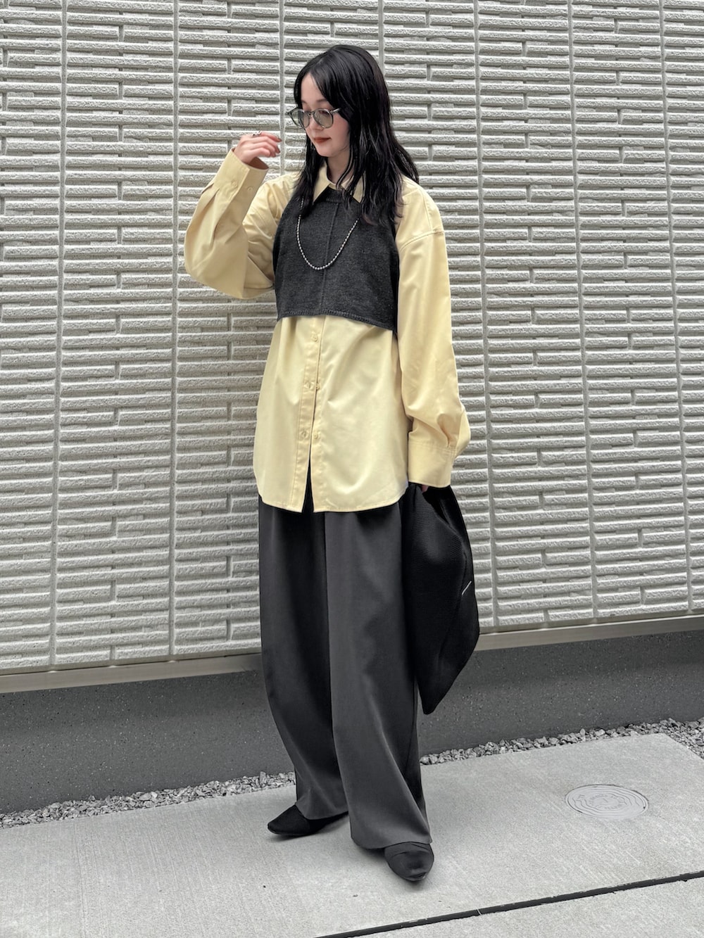 グレー系のその他トップス、イエロー系のシャツ/ブラウス、グレー系のその他パンツを着用したレディースの秋コーディネートの2枚目の写真