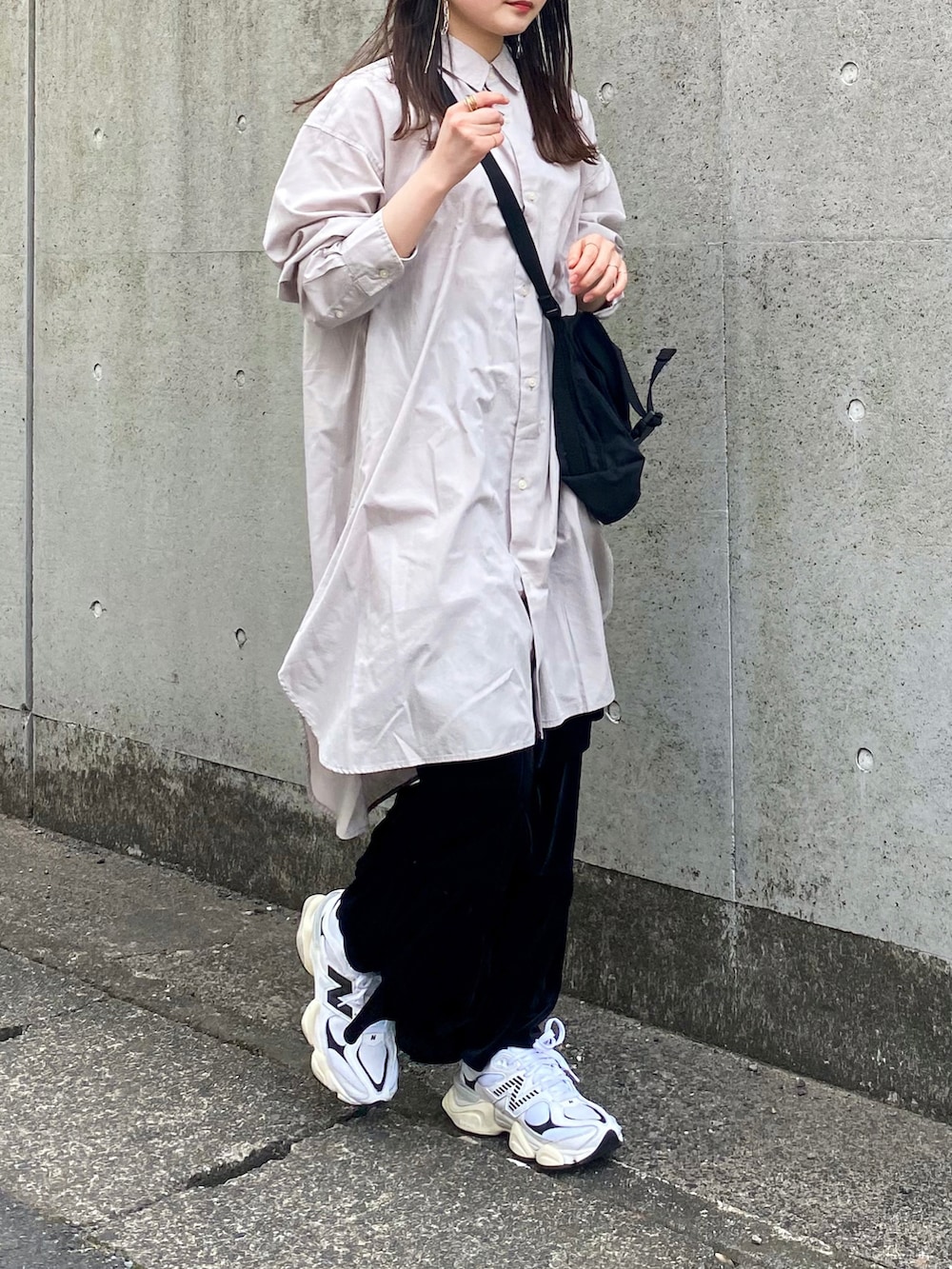 ベージュ系のシャツ/ブラウス、ブラック系のスカート、ブラック系のショルダーバッグを着用したレディースの春コーディネートの2枚目の写真