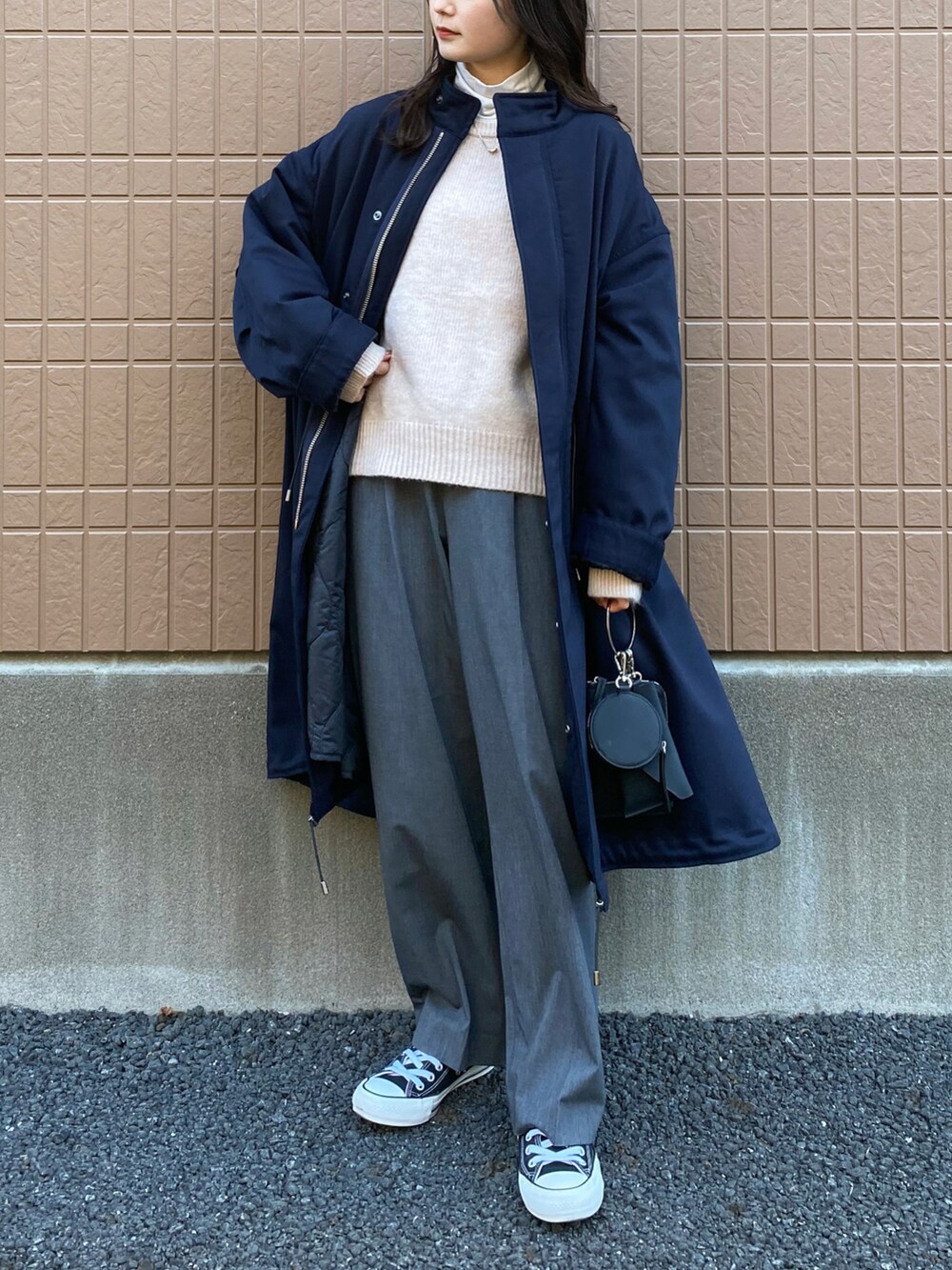 「レイヤードスタイル、休日スタイル、シンプルコーデ、大人カジュアル、きれいめカジュアル、ニット、タートルネック、スラックス、ストレートパンツ、ワイドパンツ、ハンドバッグ、コンバース、ロングコート、スニーカー」｜「ECRIREのドロップショルダーニット（ニット/セーター、ホワイト系）」を使った、pearn0さん（レディース・160cm）の冬コーディネートの2枚目の写真