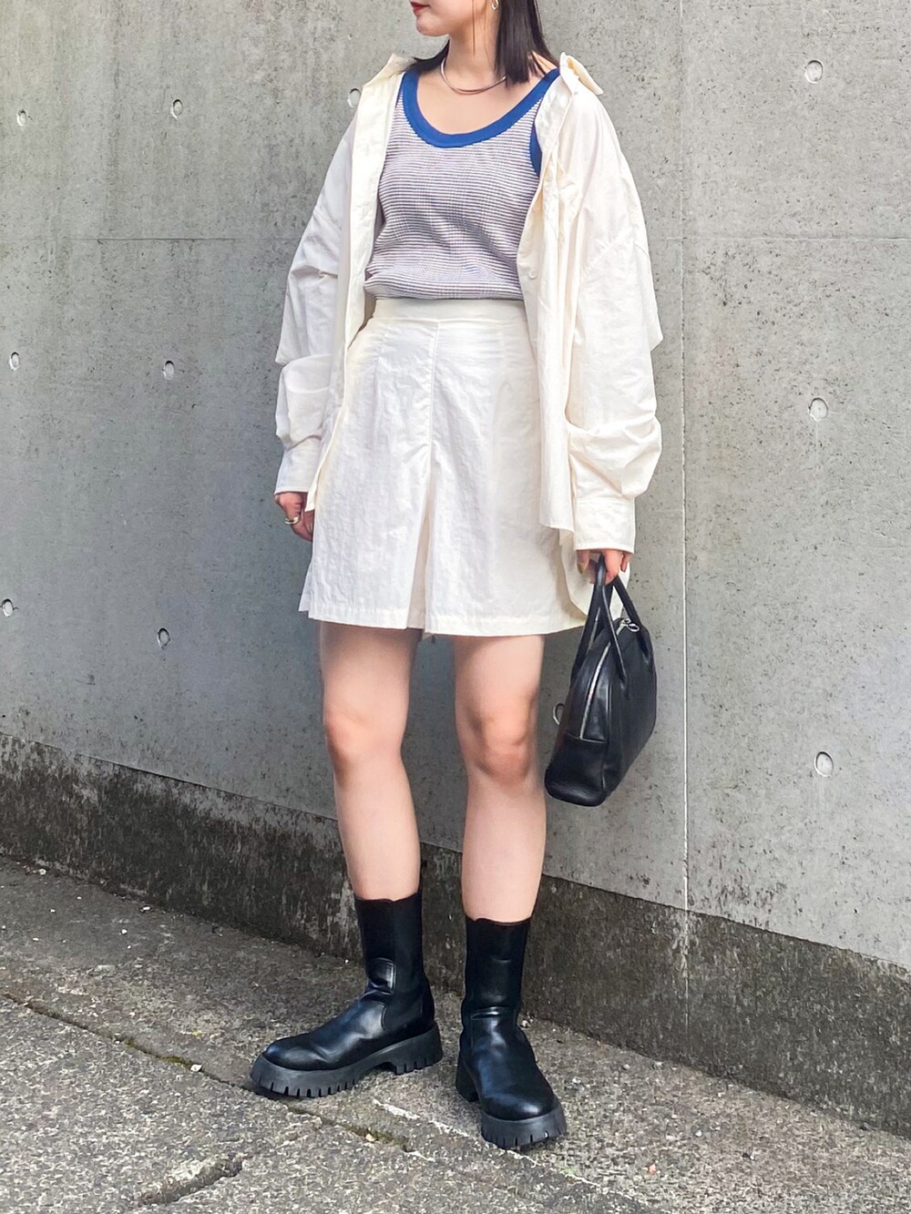 ホワイト系のシャツ/ブラウス、ホワイト系のパンツ、ブラック系のショルダーバッグを着用したレディースの夏コーディネートの3枚目の写真