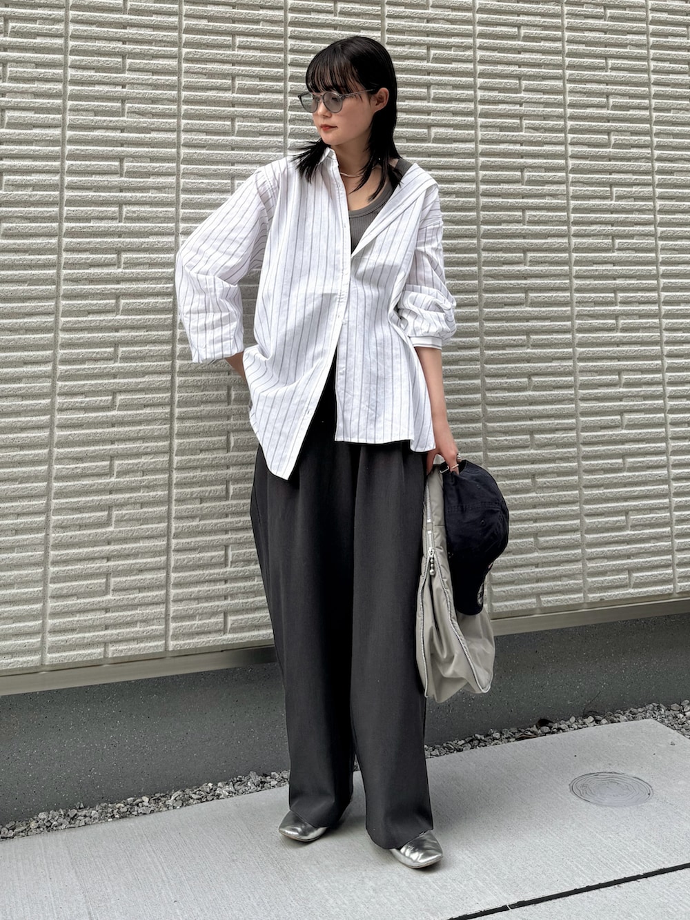 「春夏コーデ、シンプルコーデ、プチプラ、モノトーン、大人カジュアル、きれいめカジュアル、リネン、リネンシャツ、ストライプ、スクエアトゥ、シルバー、メガネ女子、韓国ファッション、お出かけコーデ、休日スタイル」｜「ikkaのフレンチリネンMIX長袖シャツ（シャツ/ブラウス、ホワイト系）」を使った、pearn0さん（レディース・160cm）の春コーディネートの3枚目の写真