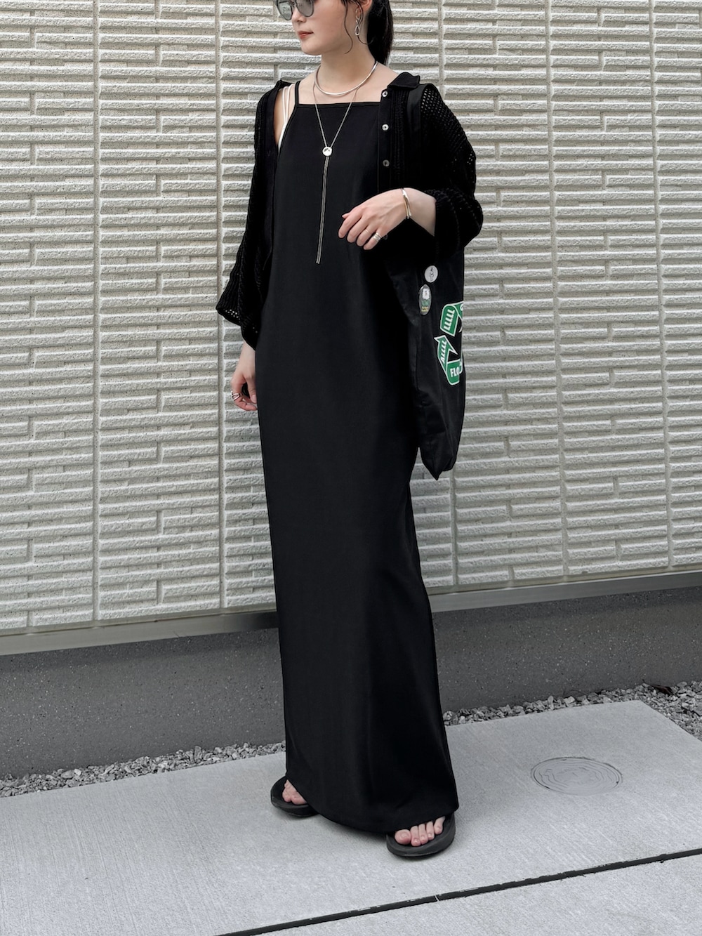 ブラック系のワンピース、ブラック系のカーディガン/ボレロ、ブラック系のトートバッグを着用したレディースの夏コーディネートの2枚目の写真