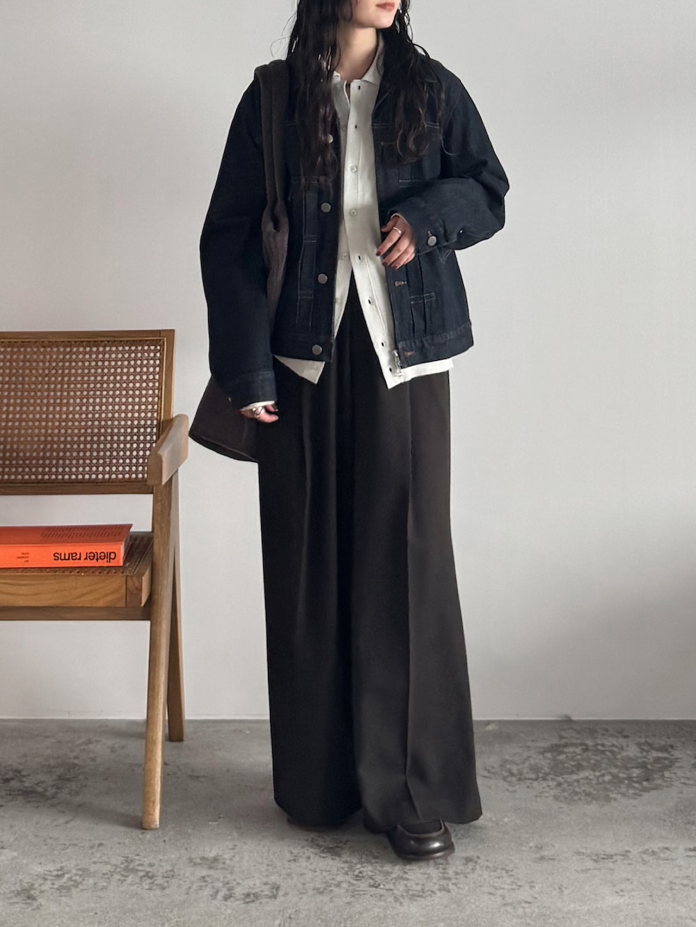 ブラウン系のローファー、グレー系のシャツ/ブラウス、ブルー系のデニムジャケットを着用したレディースの秋コーディネートの2枚目の写真