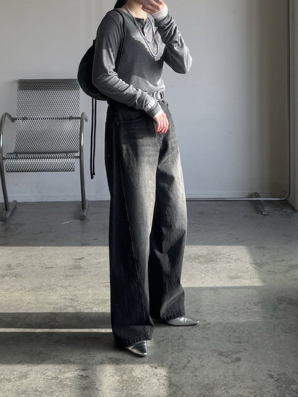 グレー系のTシャツ/カットソー、ホワイト系のTシャツ/カットソー、ブラック系のデニムパンツを着用したレディースの春コーディネートの3枚目の写真