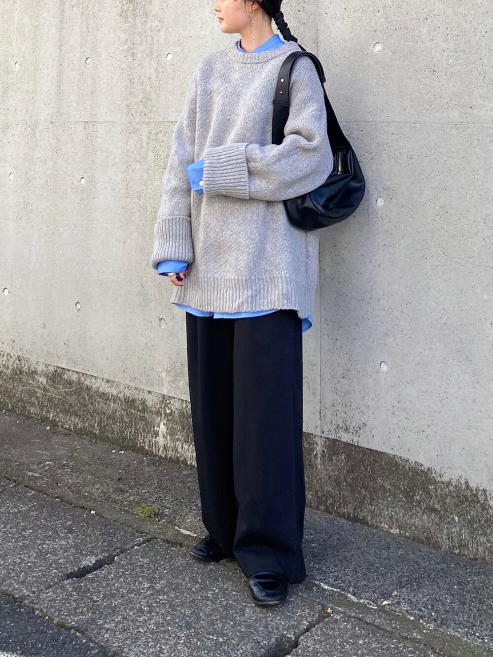 「ファッションを楽しもう、WEARyouthコーデ、レイヤードスタイル、大人カジュアル、シンプルコーデ、ビッグシルエット、オーバーサイズ、ショルダーバッグ、ローファー、スクエアトゥ」｜「WILLFULLYのnew jacquard big silhouette knit（ニット/セーター、グレー系）」を使った、pearn0さん（レディース・160cm）の秋コーディネートの2枚目の写真