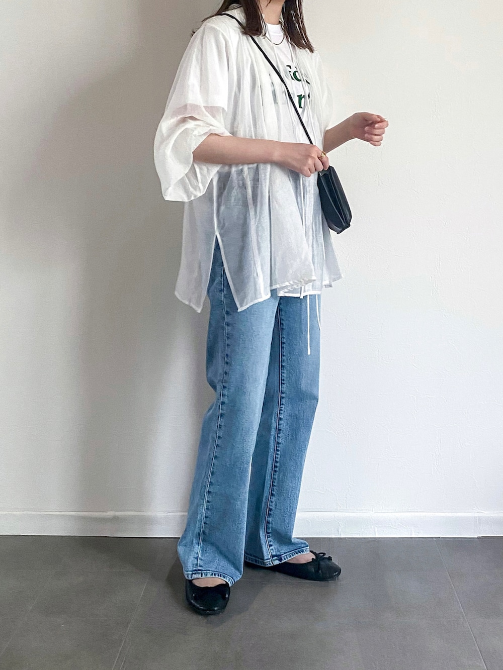 ホワイト系のシャツ/ブラウス、グリーン系のTシャツ/カットソー、ブルー系のデニムパンツを着用したレディースの夏コーディネートの2枚目の写真