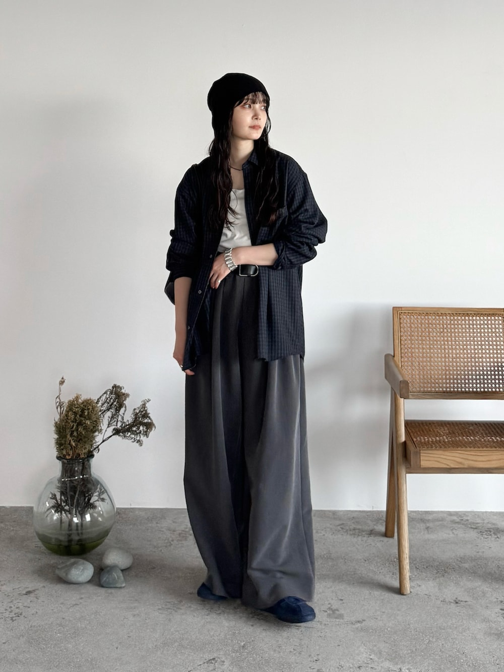 ブルー系のスニーカー、ブルー系のシャツ/ブラウス、グレー系のスラックスを着用したレディースの秋コーディネートの2枚目の写真