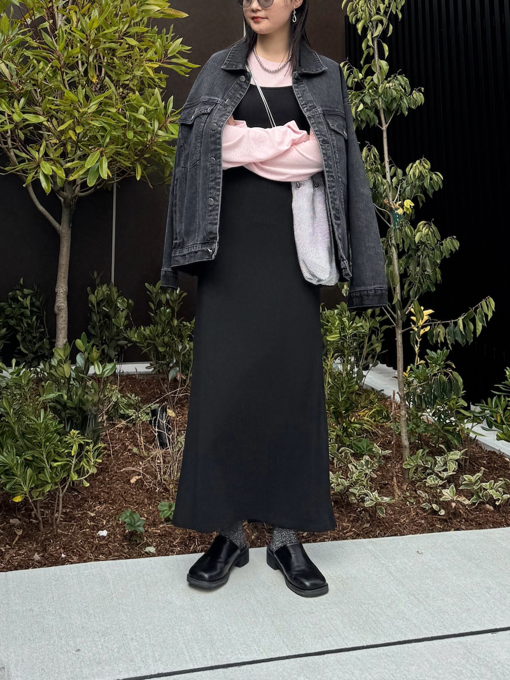 「似合うラボに行こう、レイヤードスタイル、春コーデ、春服みてみて、春アウター、デニム、デニムジャケット、ピンク、キャミワンピ、ロングワンピース、ショルダーバッグ、シンプルコーデ、パステルカラー、プチプラ、ジャケットスタイル」｜「select MOCAの【サイズ展開あり】ビッグシルエットデニムジャケット（デニムジャケット、ブラック系）」を使った、pearn0さん（レディース・160cm）の春コーディネートの3枚目の写真