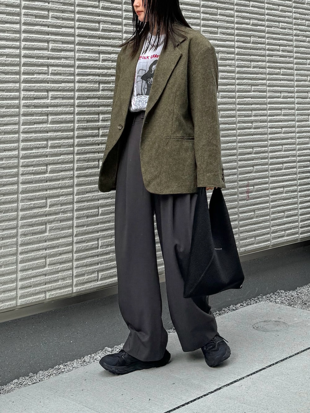 グリーン系のテーラードジャケット、ホワイト系のTシャツ/カットソー、グレー系のその他パンツを着用したレディースの冬コーディネートの2枚目の写真