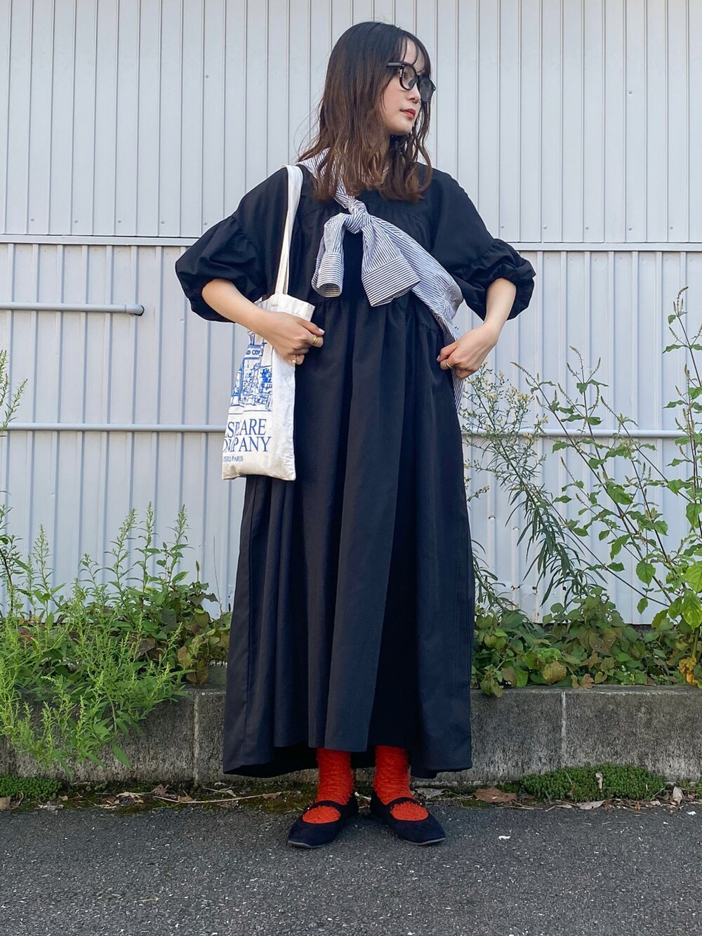 ブラック系のワンピース、グレー系のシャツ/ブラウス、ホワイト系のトートバッグを着用したレディースの秋コーディネートの2枚目の写真