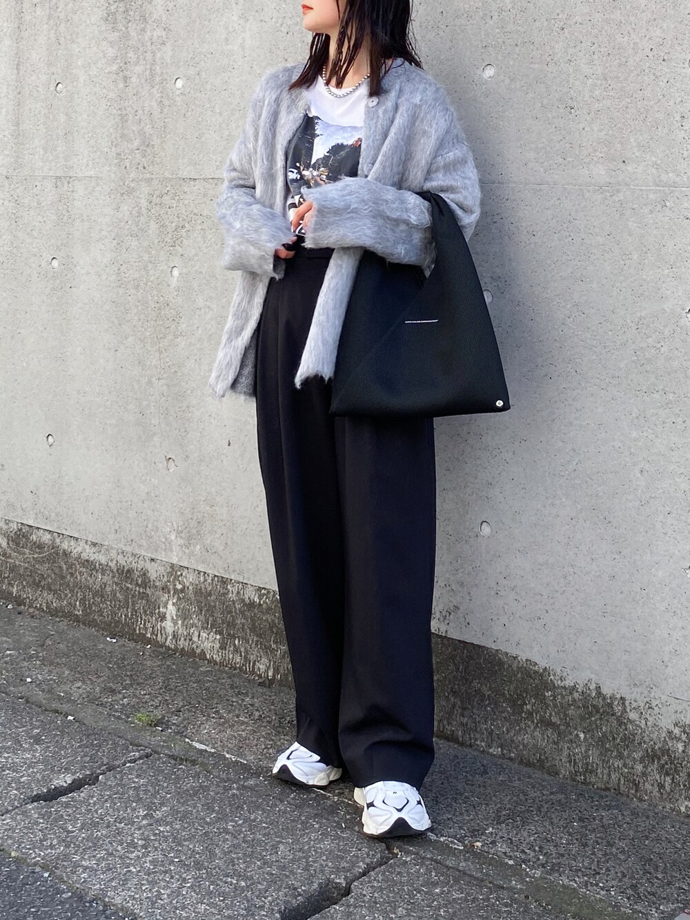 グレー系のカーディガン/ボレロ、ブラック系のその他パンツ、ブラック系のトートバッグを着用したレディースの秋コーディネートの3枚目の写真