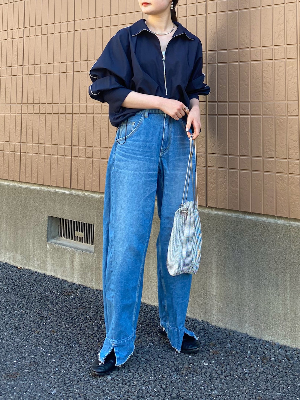 ブルー系のシャツ/ブラウス、ブルー系のデニムパンツ、シルバー系のショルダーバッグを着用したレディースの春コーディネートの2枚目の写真