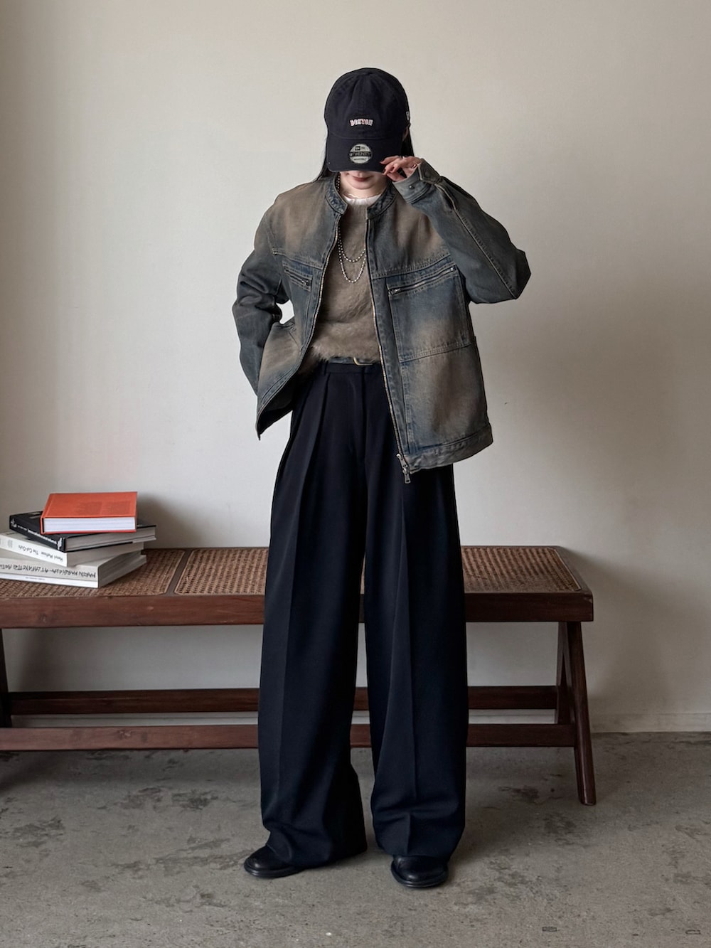 ブルー系のデニムジャケット、グリーン系のニット/セーター、ブラック系のその他パンツを着用したレディースの冬コーディネートの3枚目の写真