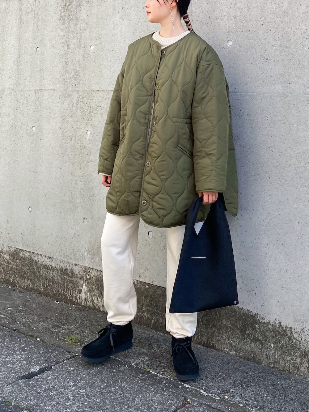 「ファッションを楽しもう、WEARyouthコーデ、シンプルコーデ、プチプラ、ビッグシルエット、キルティング、キルティングジャケット、スウェット、スウェットパンツ、トートバッグ、ハンドバッグ、ワラビー」｜「Riberryのドロストキルティングショートコート（ノーカラーコート、グリーン系）」を使った、pearn0さん（レディース・160cm）の秋コーディネートの2枚目の写真