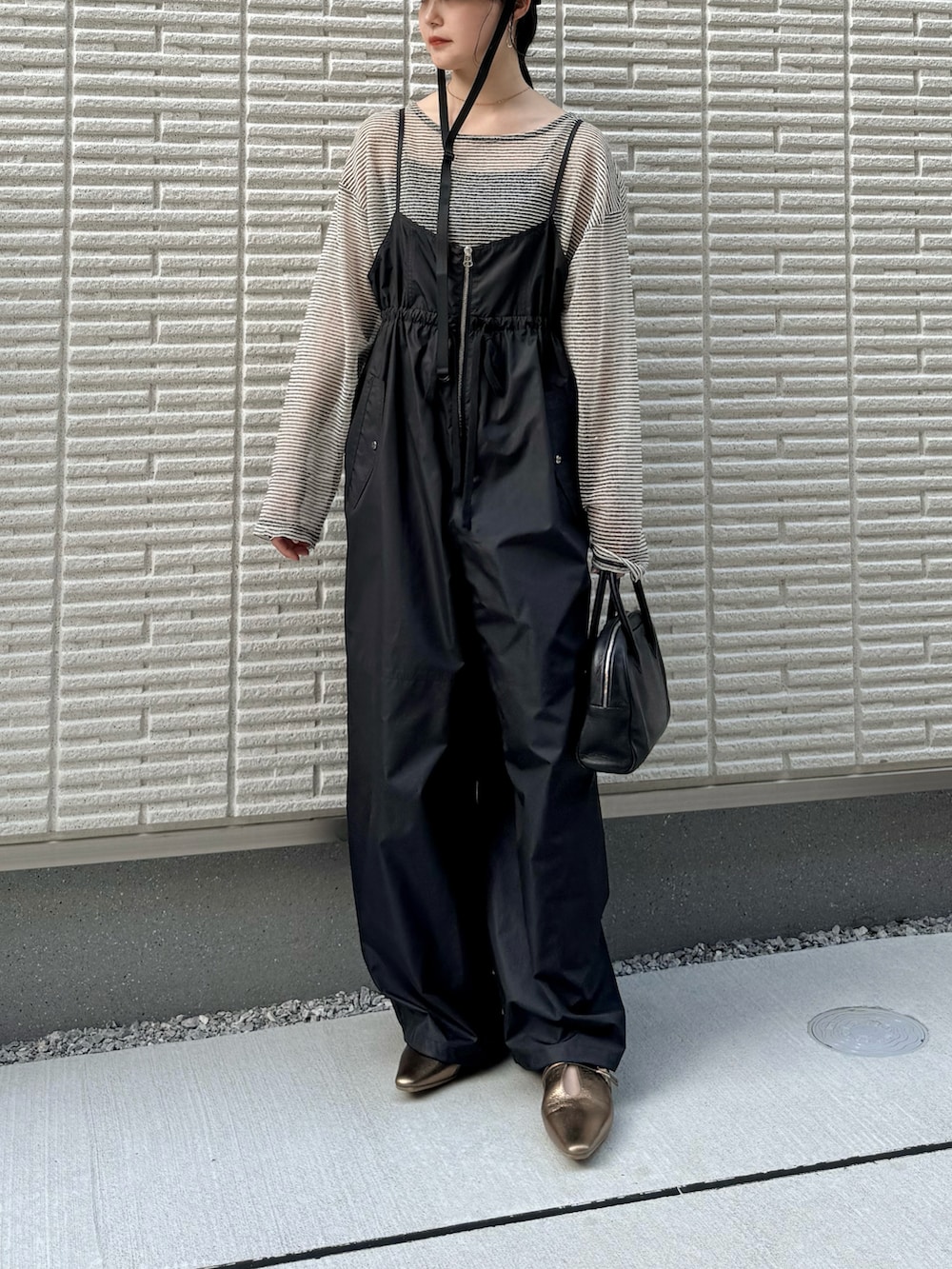 「モノトーン、雨の日コーデ、お出かけコーデ、休日スタイル、大人カジュアル、シンプルコーデ、オールインワン、サロペット、ボーダー、シアートップス、キャップ、ハンドバッグ、ボストンバッグ、レザーバッグ」｜「CIAOPANIC TYPYの【お気に入り数2.6万人突破】シアーレースボーダーアソートBIGTEE（Tシャツ/カットソー、ホワイト系）」を使った、pearn0さん（レディース・160cm）の夏コーディネートの2枚目の写真