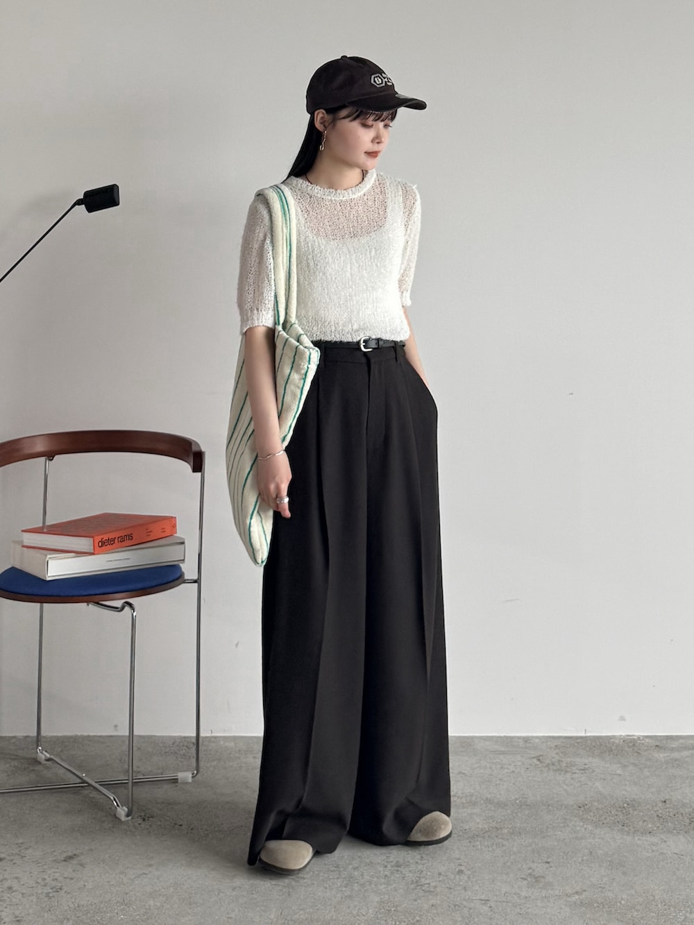 ホワイト系のニット/セーター、ブラウン系のスラックス、ホワイト系のトートバッグを着用したレディースの夏コーディネートの2枚目の写真