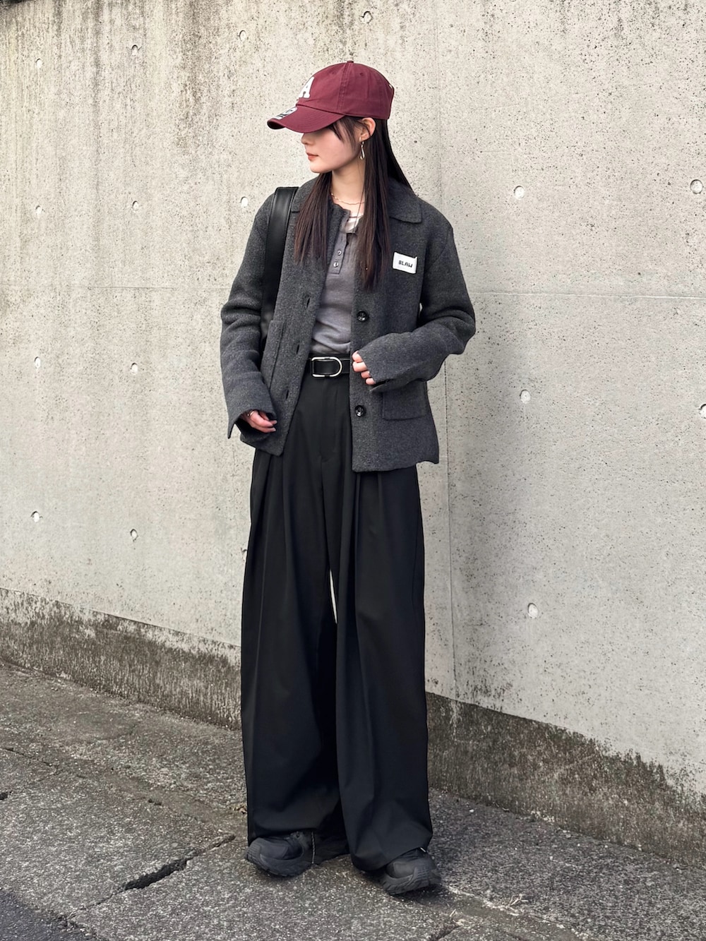 ブラック系のその他パンツ、グレー系のカーディガン/ボレロ、グレー系のTシャツ/カットソーを着用したレディースの冬コーディネートの2枚目の写真