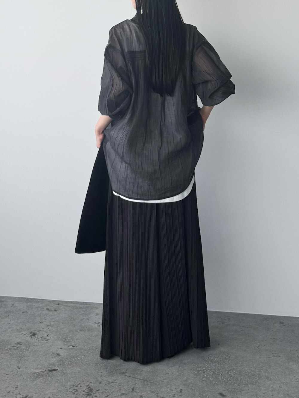 ブラウン系のその他パンツ、グレー系のシャツ/ブラウス、ホワイト系のタンクトップを着用したレディースの夏コーディネートの3枚目の写真