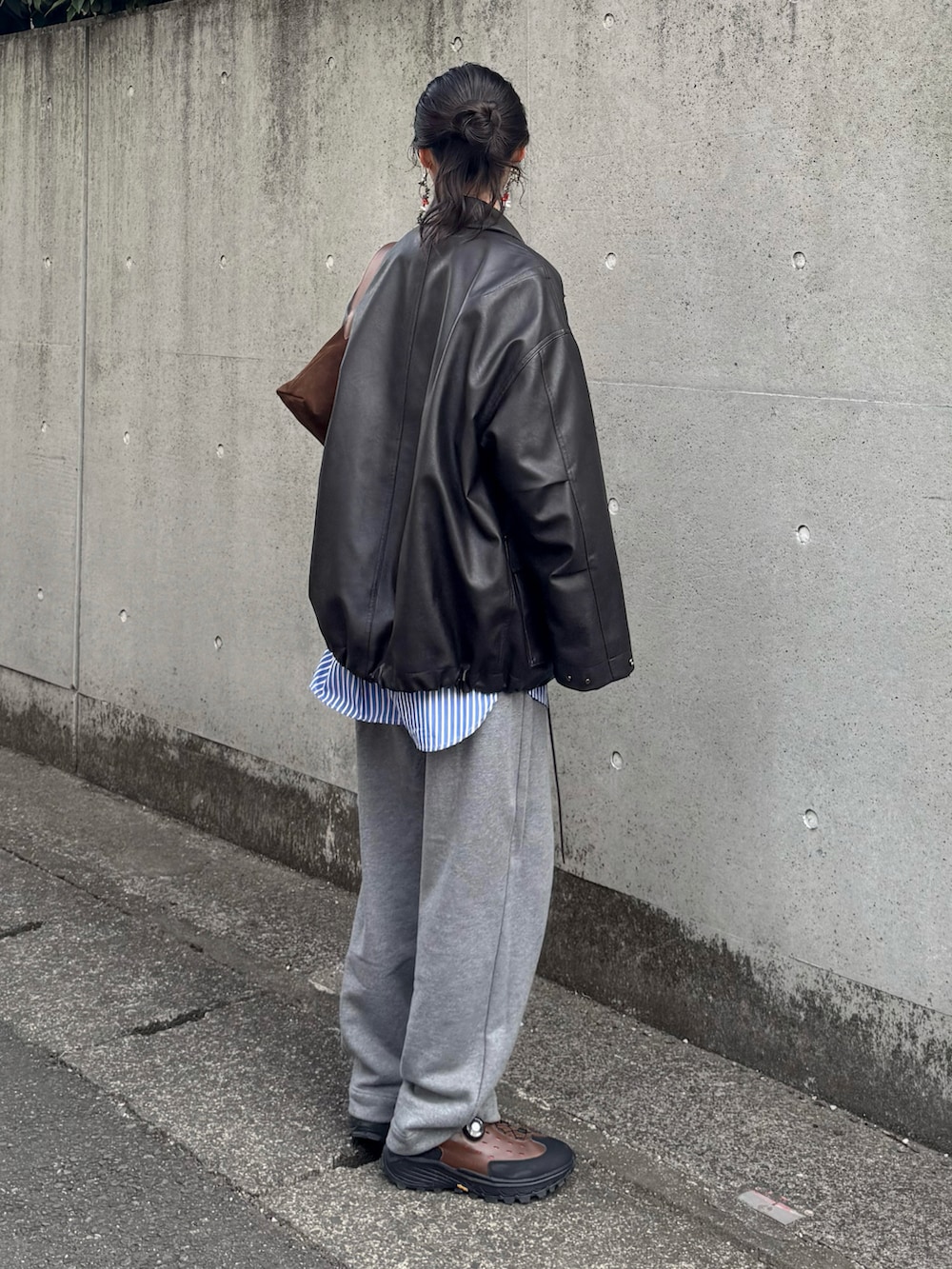 ブラウン系のブルゾン、ブルー系のシャツ/ブラウス、グレー系のスウェットパンツを着用したレディースの冬コーディネートの3枚目の写真