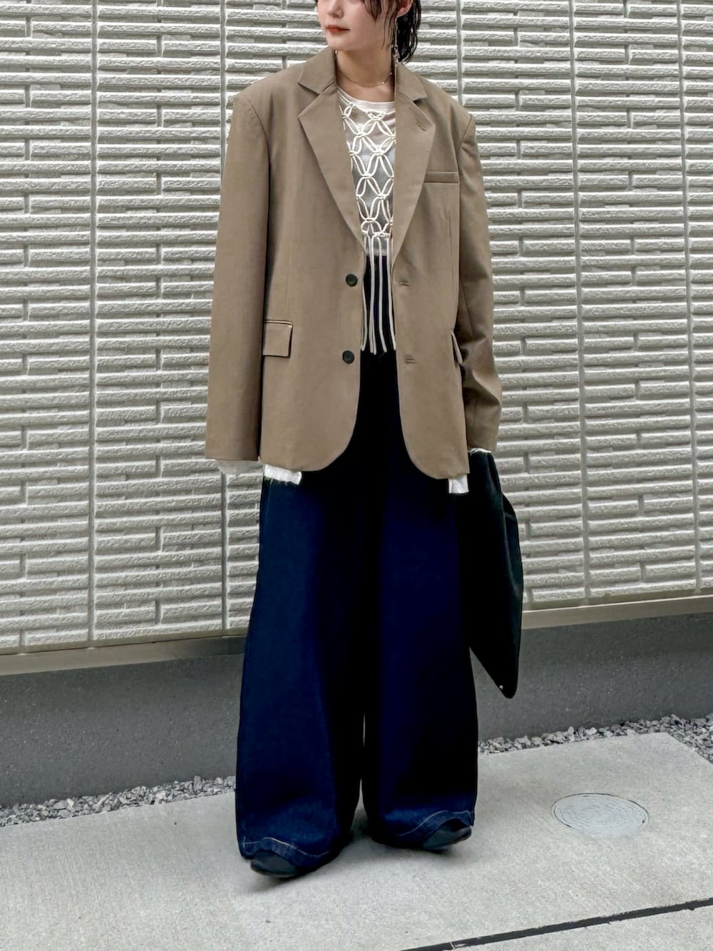 グリーン系のテーラードジャケット、ホワイト系のベスト、ホワイト系のTシャツ/カットソーを着用したレディースの秋コーディネートの2枚目の写真