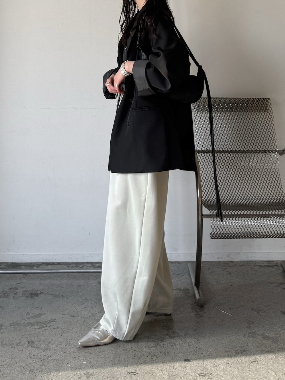 ブラック系のテーラードジャケット、グレー系のタンクトップ、ホワイト系のタンクトップを着用したレディースの春コーディネートの2枚目の写真