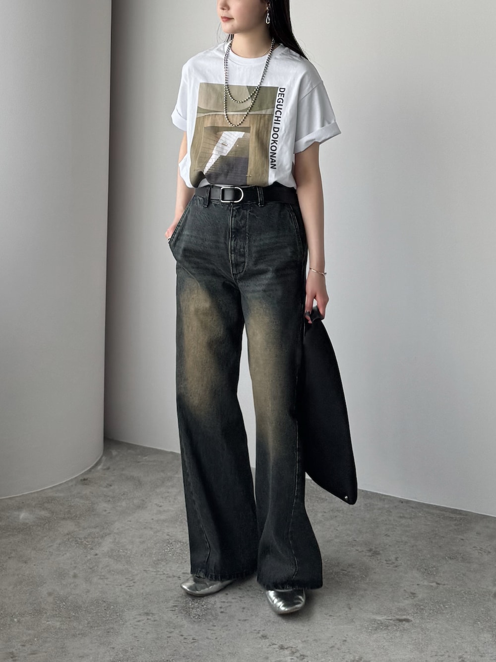 ホワイト系のTシャツ/カットソー、ブルー系のデニムパンツ、ブラック系のハンドバッグを着用したレディースの春コーディネートの2枚目の写真