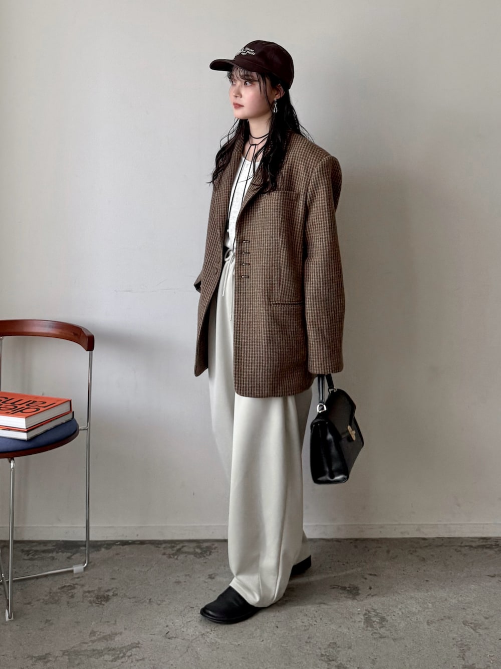 イエロー系のテーラードジャケット、ホワイト系のTシャツ/カットソー、ホワイト系のスウェットパンツを着用したレディースの春コーディネートの2枚目の写真