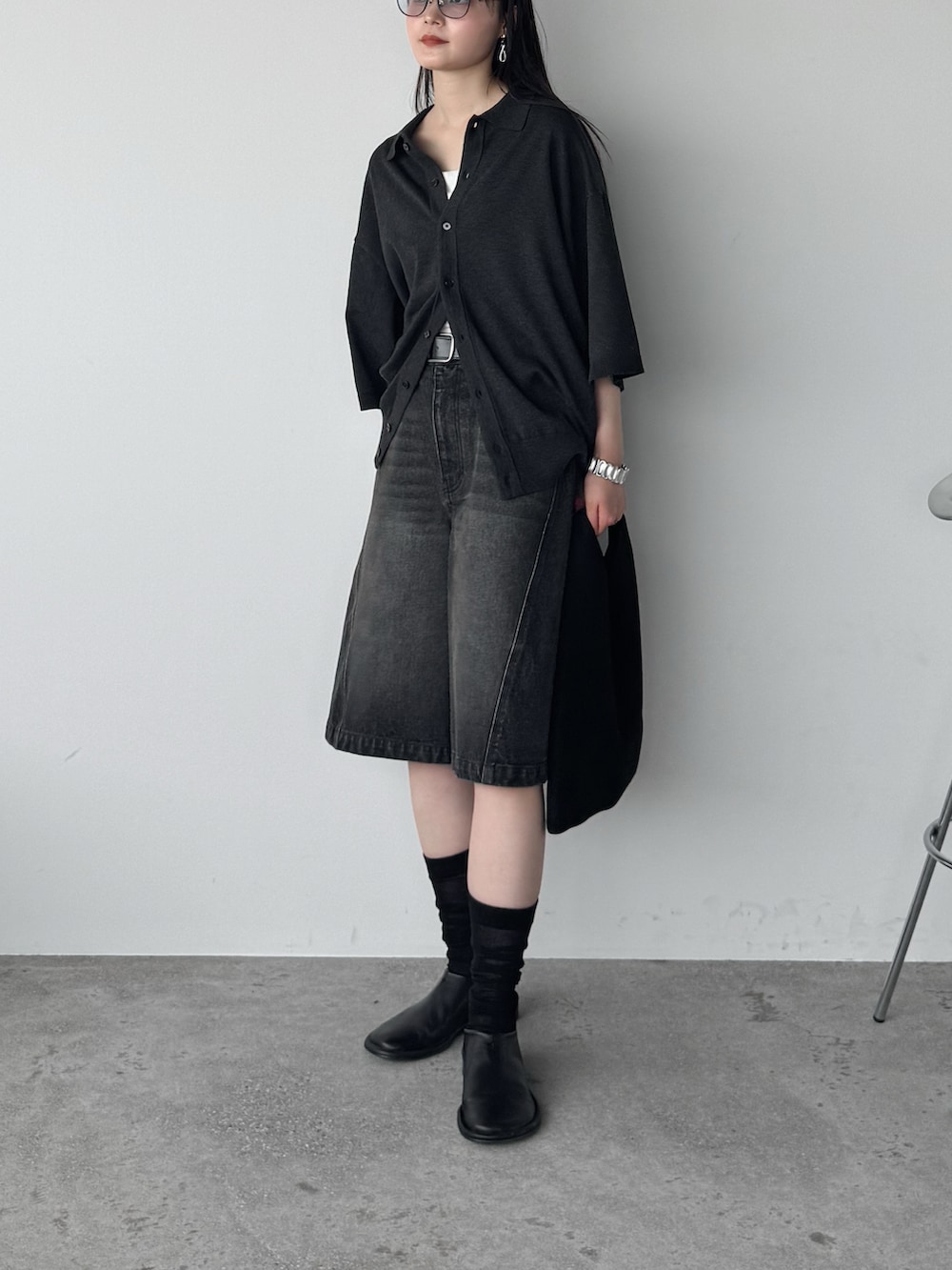 グレー系のシャツ/ブラウス、ブラック系のその他パンツ、ブラック系のスリッポンを着用したレディースの夏コーディネートの2枚目の写真