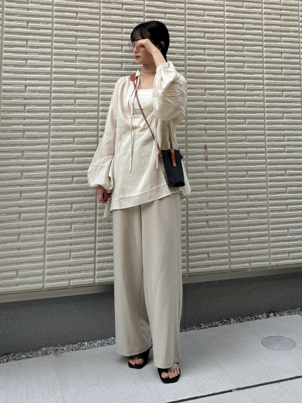 「春夏コーデ、ワントーンコーデ、淡色コーデ、デートコーデ、レイヤードスタイル、ボリューム袖、リネン、ブラウス、ショルダーバッグ、サンダル、メガネ女子、プチプラ」｜「select MOCAのフェイクレザートングサンダル（サンダル、ブラック系）」を使った、pearn0さん（レディース・160cm）の春コーディネートの2枚目の写真