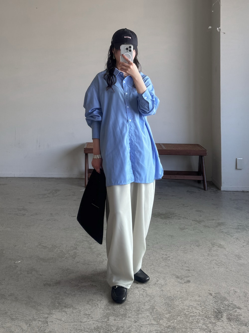 ブルー系のシャツ/ブラウス、ホワイト系のスウェットパンツ、ブラック系のローファーを着用したレディースの春コーディネートの2枚目の写真