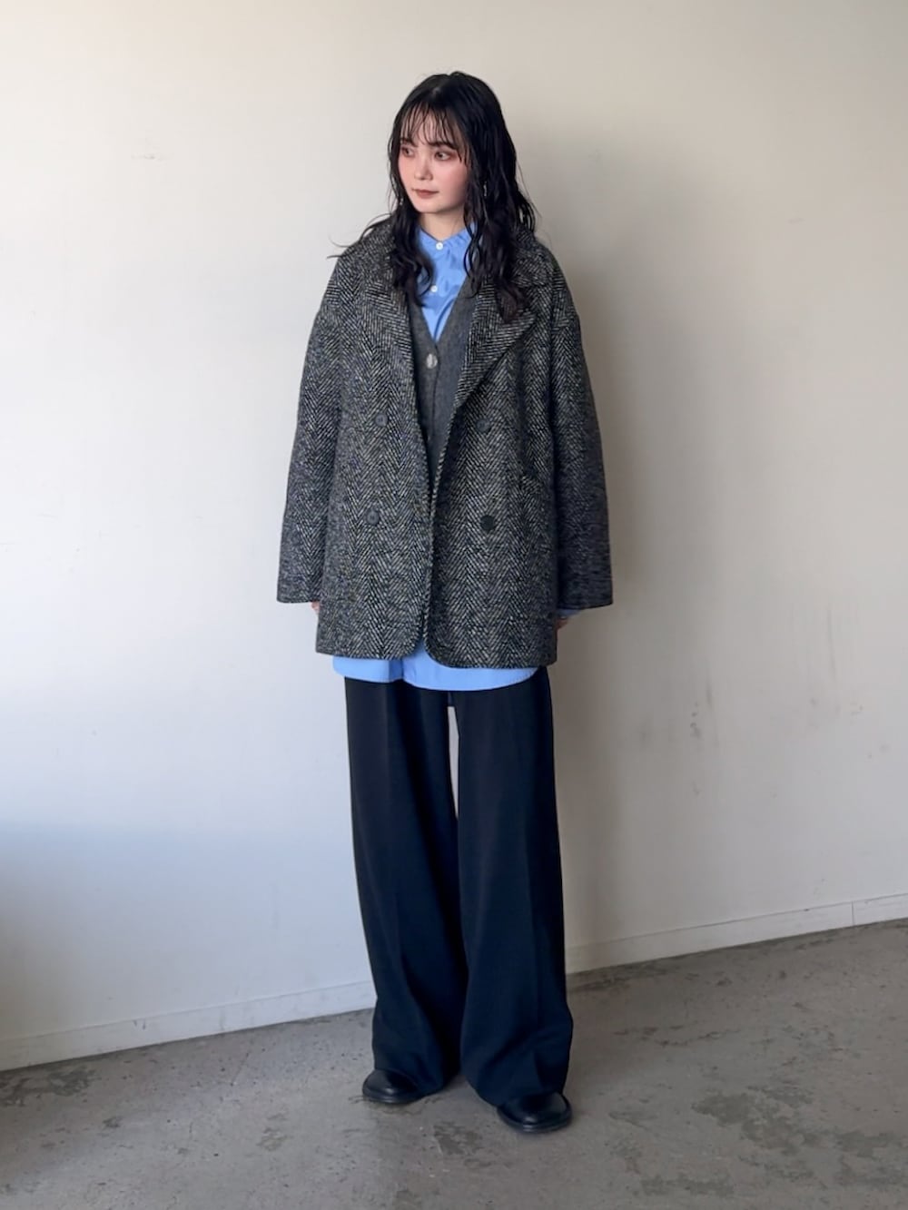 ブラック系のテーラードジャケット、グレー系のカーディガン/ボレロ、ブラック系のその他パンツを着用したレディースの冬コーディネートの2枚目の写真