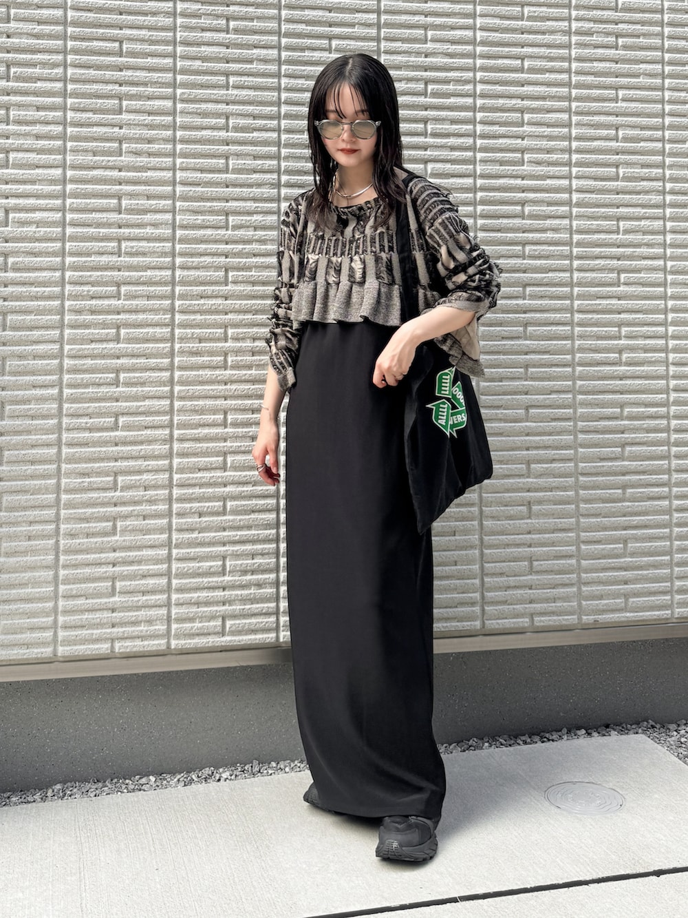 ブラック系のニット/セーター、ブラック系のワンピース、ブラック系のトートバッグを着用したレディースの秋コーディネートの2枚目の写真