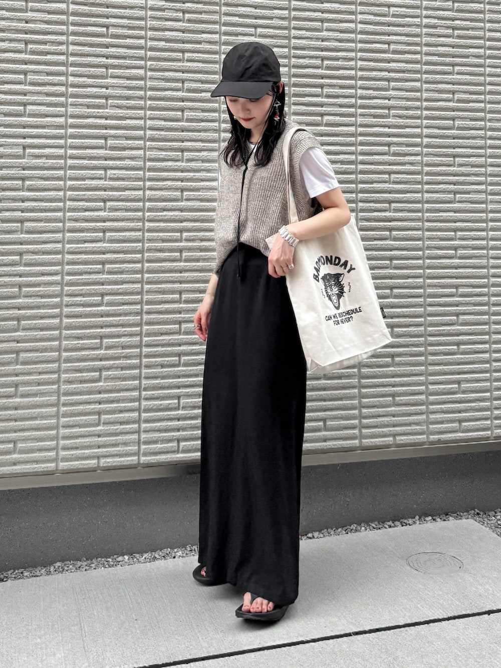 「プチプラ、モノトーン、レイヤードスタイル、白Tシャツ、ベスト、ロングスカート、トートバッグ、キャップ、サンダル、休日スタイル、お出かけコーデ、シンプルコーデ、シンプル、アウトドアスタイル、韓国ファッション」｜「GUのアイテム（ベスト、ベージュ系）」を使った、pearn0さん（レディース・160cm）の夏コーディネートの2枚目の写真