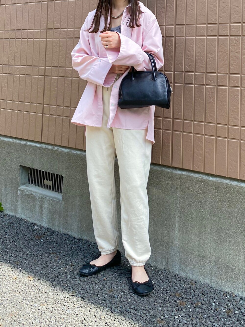 ピンク系のシャツ/ブラウス、グレー系のタンクトップ、ホワイト系のスウェットパンツを着用したレディースの春コーディネートの2枚目の写真