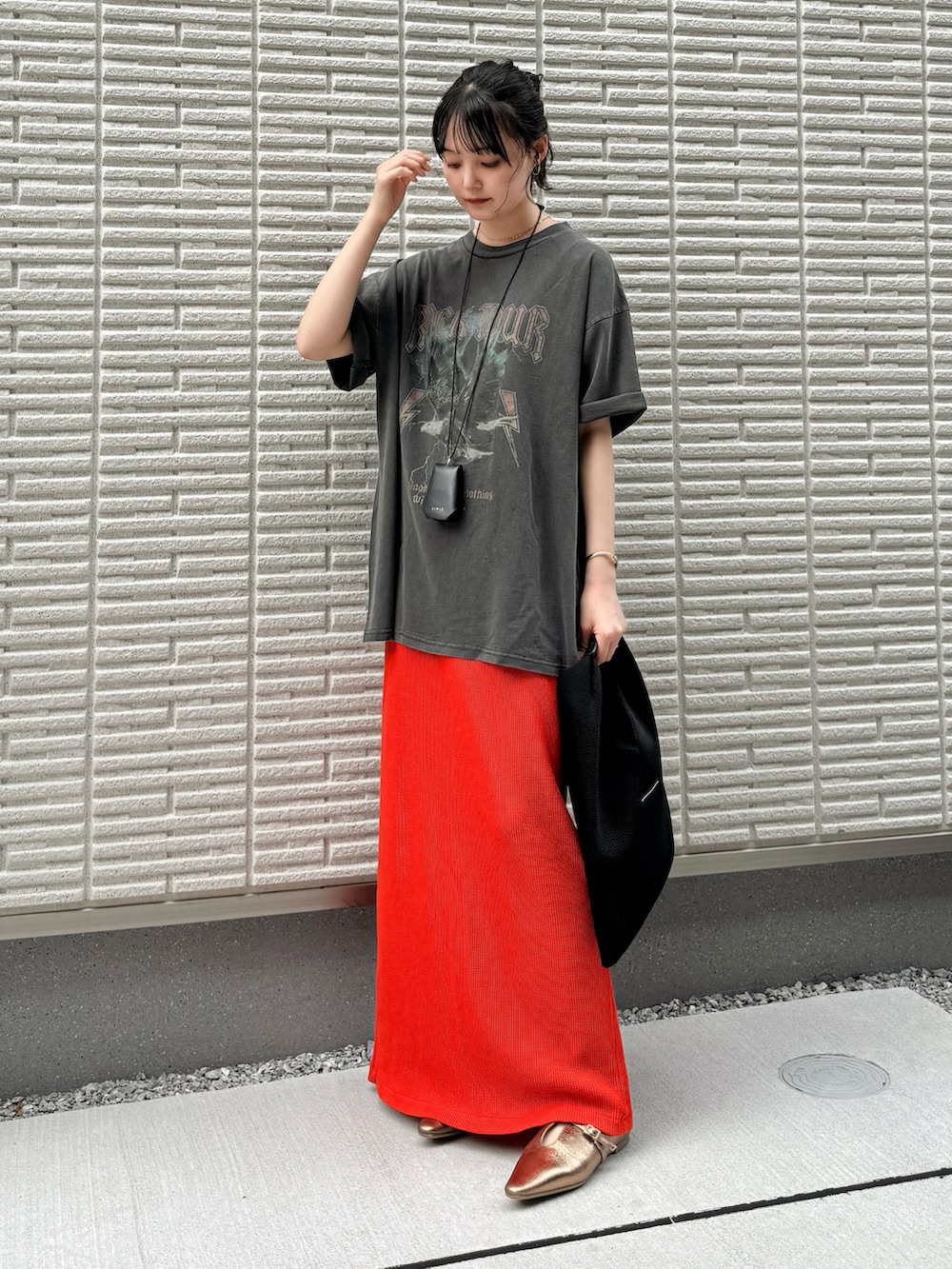 「夏コーデ、フェスコーデ、夏だ！Tシャツ着よう！、バンドT、ロングスカート、シンプルスタイル、ストリート、ロゴT、トートバッグ、メッシュバッグ、スクエアトゥ、プチプラ」｜「Confirmの24SS ヴィンテージライク レトロプリント ピグメント加工 ビッグシルエット半袖バンドTシャツ カットソー【Confirm】（Tシャツ/カットソー、グレー系）」を使った、pearn0さん（レディース・160cm）の夏コーディネートの2枚目の写真