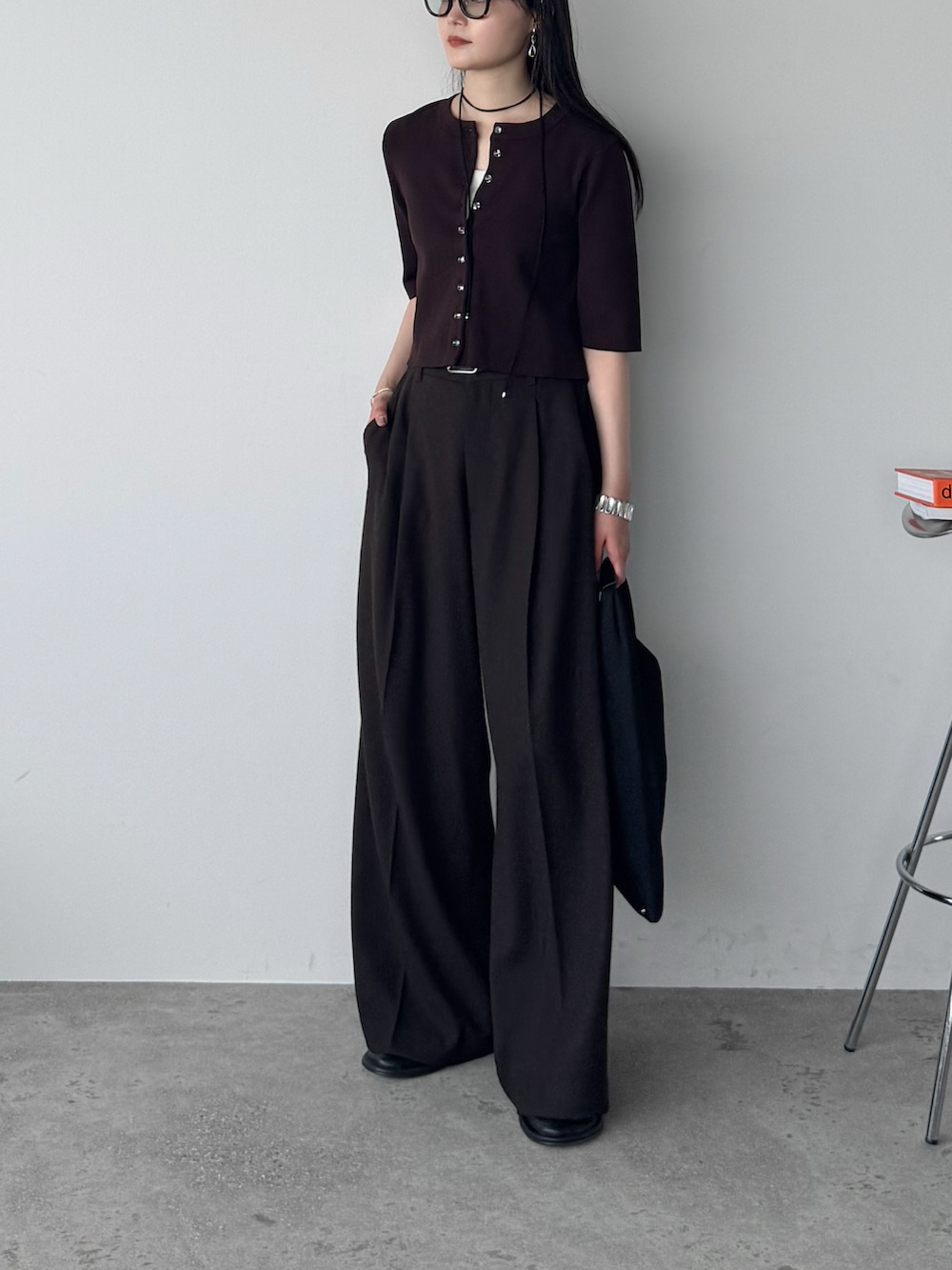 ブラウン系のカーディガン/ボレロ、ブラウン系のスラックス、ブラック系のスリッポンを着用したレディースの夏コーディネートの2枚目の写真