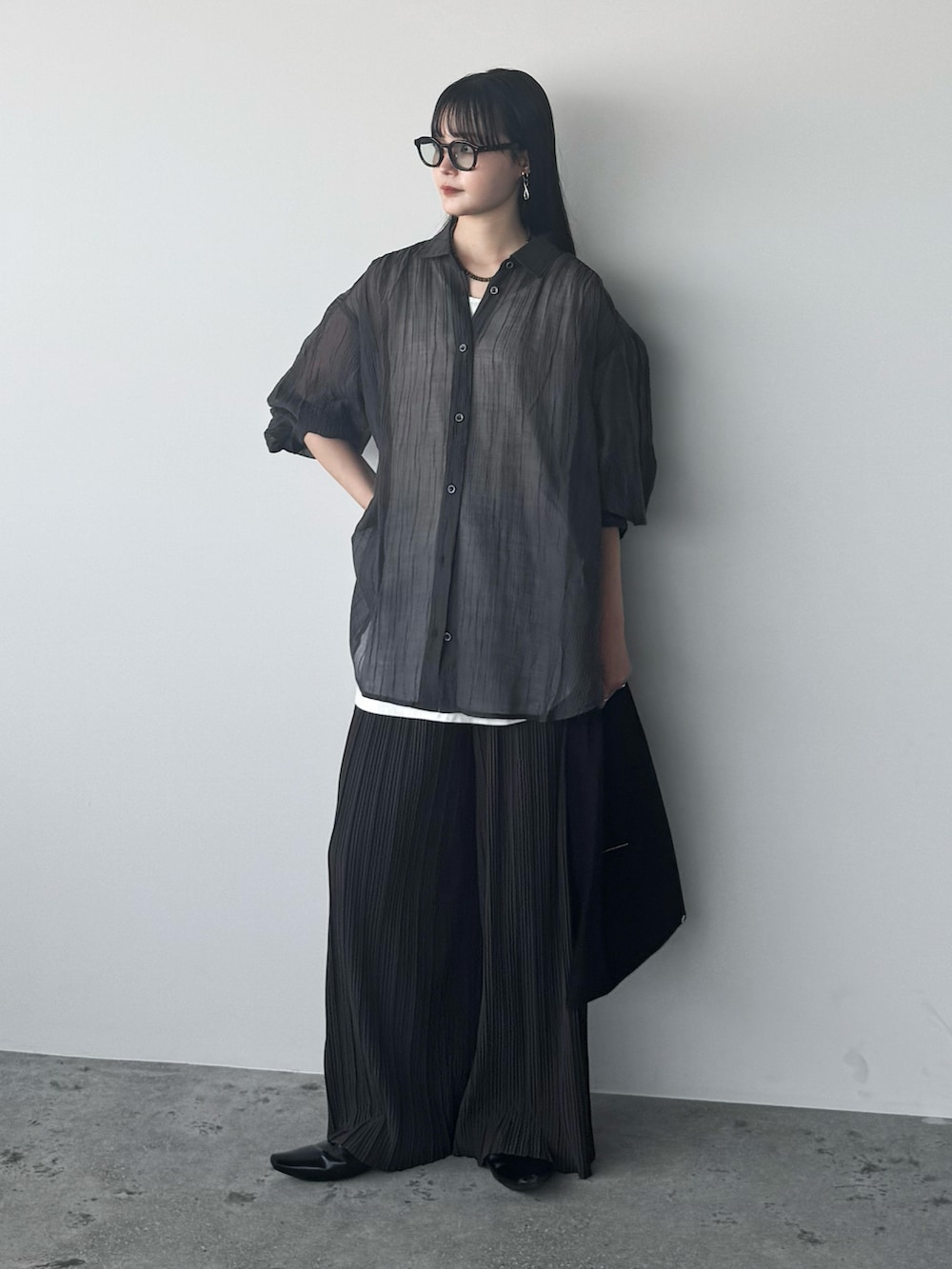 ブラウン系のその他パンツ、グレー系のシャツ/ブラウス、ホワイト系のタンクトップを着用したレディースの夏コーディネートの2枚目の写真