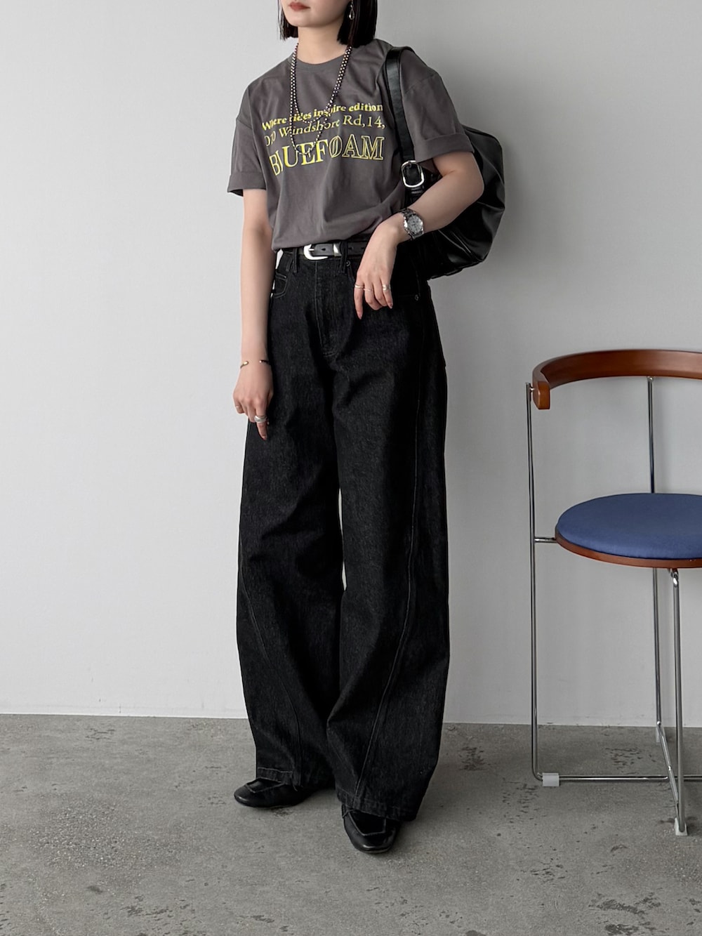 グレー系のTシャツ/カットソー、ブラック系のデニムパンツ、ブラック系のショルダーバッグを着用したレディースの夏コーディネートの2枚目の写真