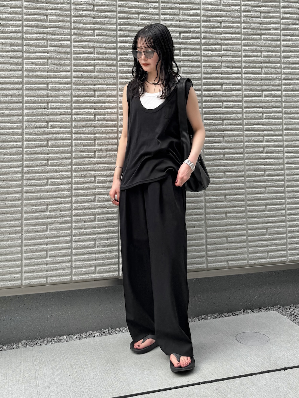 ブラック系のTシャツ/カットソー、ブラック系のその他パンツ、ブラック系のショルダーバッグを着用したレディースの夏コーディネートの2枚目の写真
