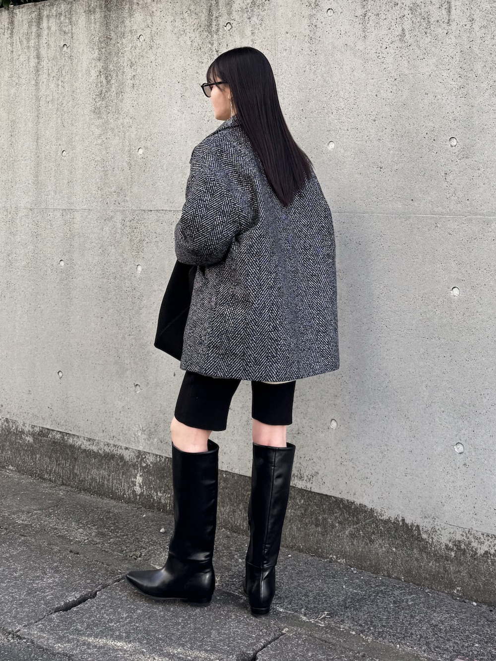 ブラック系のテーラードジャケット、ブラック系のその他パンツ、ブラック系のブーツを着用したレディースの冬コーディネートの2枚目の写真