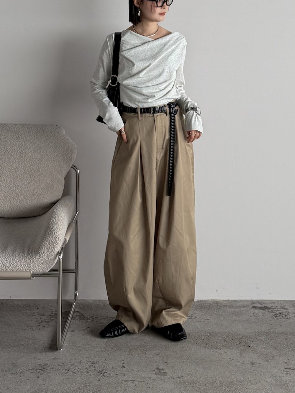 ベージュ系のTシャツ/カットソー、ベージュ系のチノパンツ、ブラック系のローファーを着用したレディースの秋コーディネートの2枚目の写真