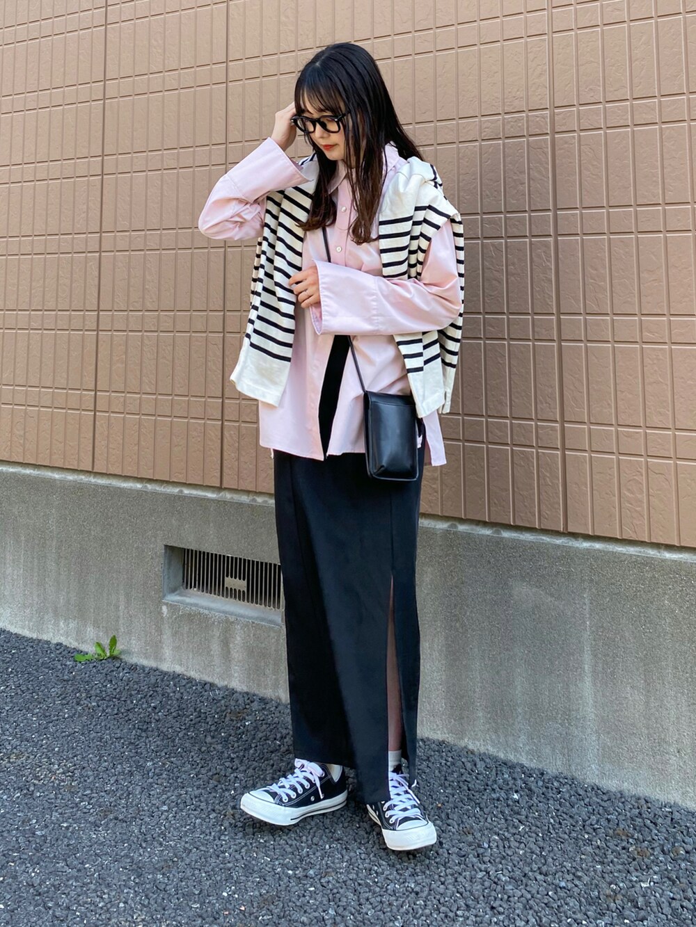ピンク系のシャツ/ブラウス、ブラック系のTシャツ/カットソー、ブラック系のワンピースを着用したレディースの春コーディネートの2枚目の写真