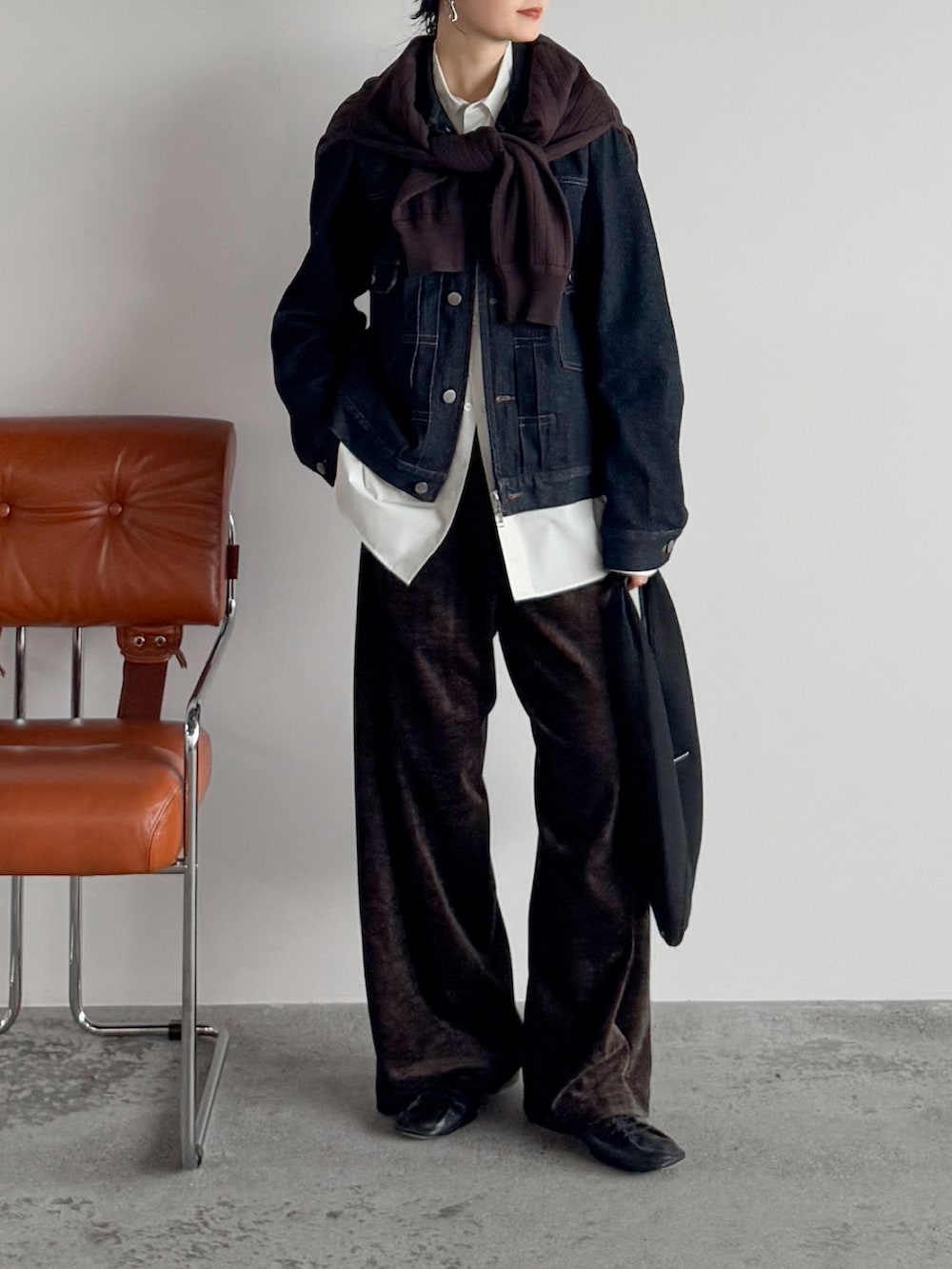 その他のシャツ/ブラウス、ブラウン系のニット/セーター、ブルー系のデニムジャケットを着用したレディースの冬コーディネートの2枚目の写真