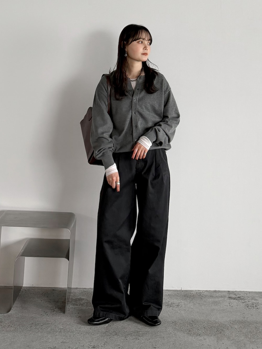 グレー系のカーディガン/ボレロ、ホワイト系のカーディガン/ボレロ、ブラック系のその他パンツを着用したレディースの春コーディネートの2枚目の写真