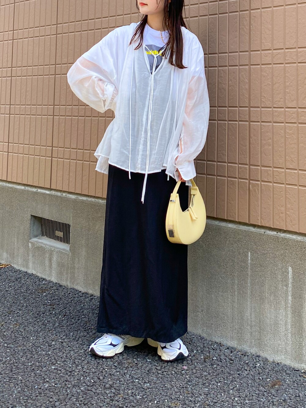 ホワイト系のシャツ/ブラウス、ホワイト系のTシャツ/カットソー、イエロー系のハンドバッグを着用したレディースの春コーディネートの2枚目の写真