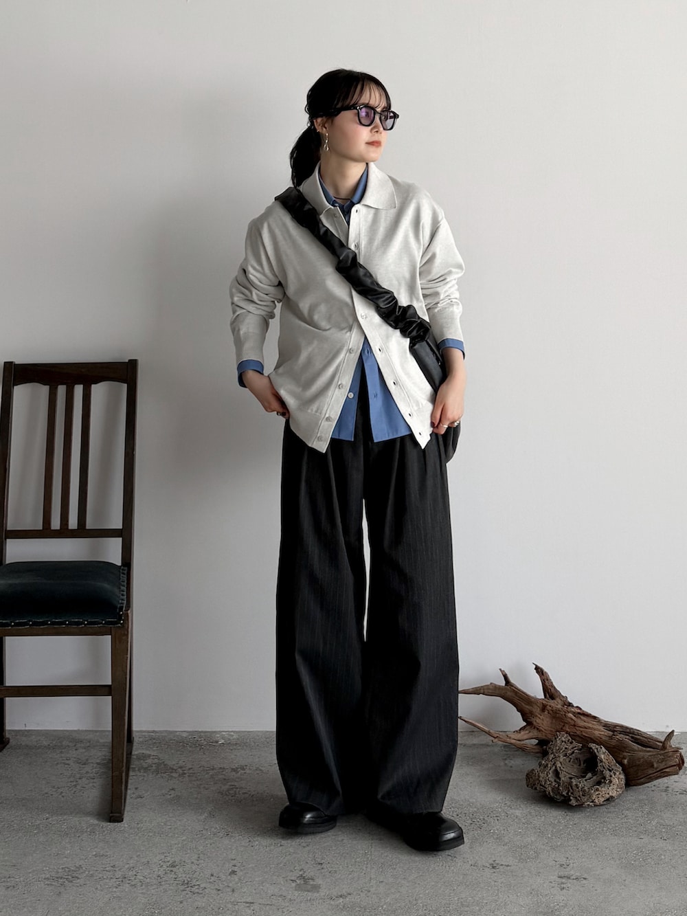 ブラック系のショルダーバッグ、グレー系のシャツ/ブラウス、ブルー系のシャツ/ブラウスを着用したレディースの春コーディネートの2枚目の写真