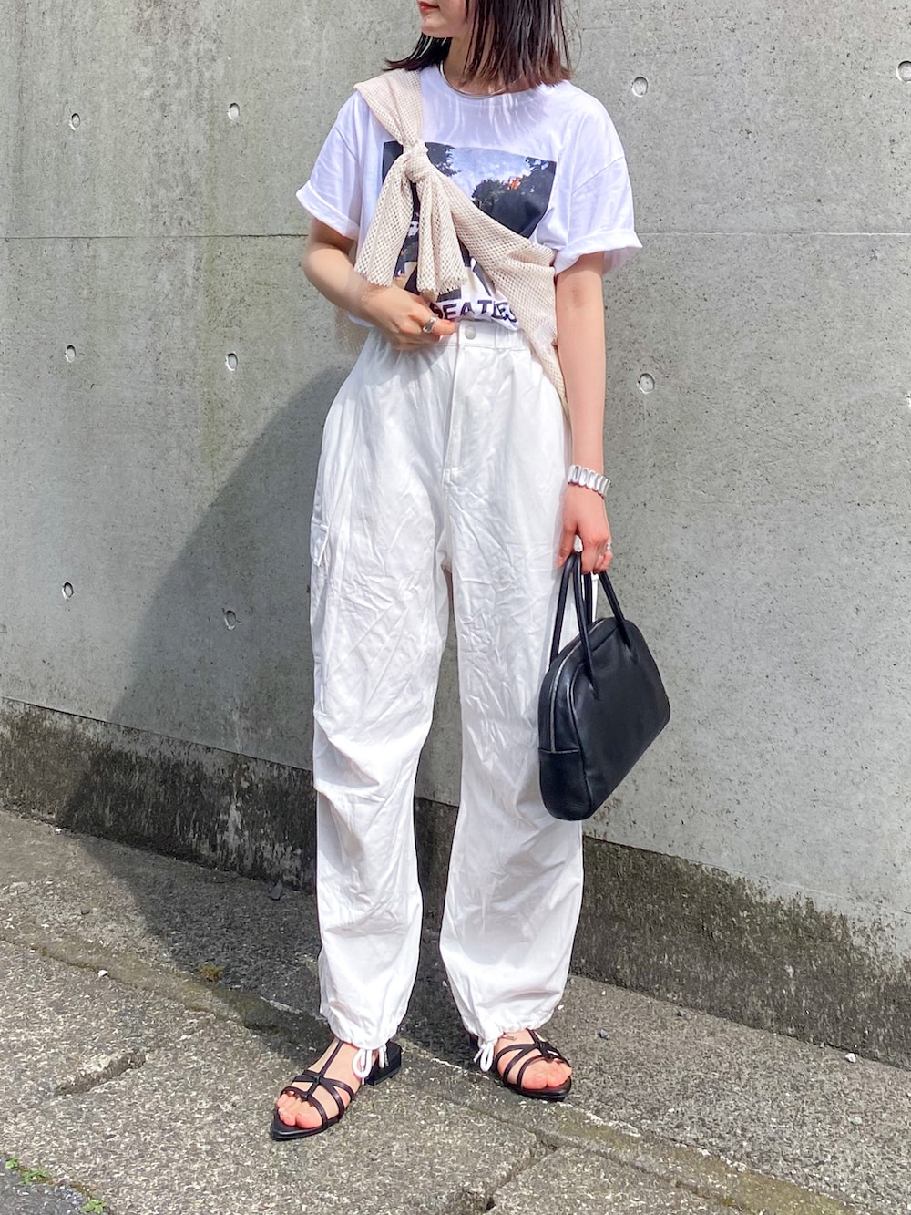 ホワイト系のTシャツ/カットソー、ホワイト系のカーゴパンツ、ブラック系のショルダーバッグを着用したレディースの夏コーディネートの2枚目の写真