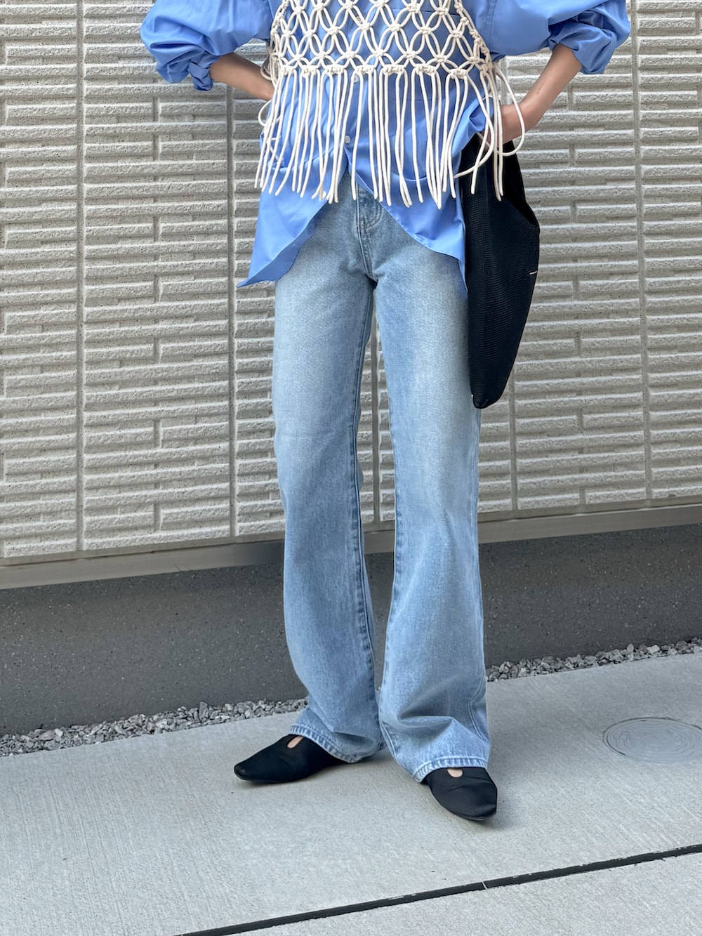 ブルー系のデニムパンツ、ホワイト系のベスト、ブルー系のシャツ/ブラウスを着用したレディースの夏コーディネートの2枚目の写真