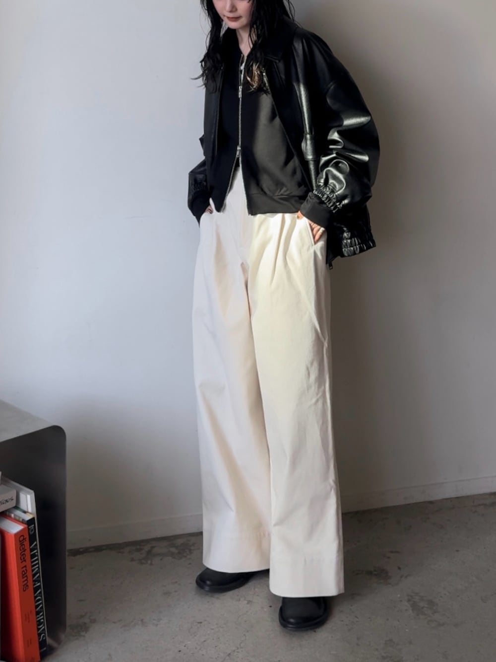 ブラック系のジャージ、ブラック系のブルゾン、ホワイト系のその他パンツを着用したレディースの冬コーディネートの2枚目の写真