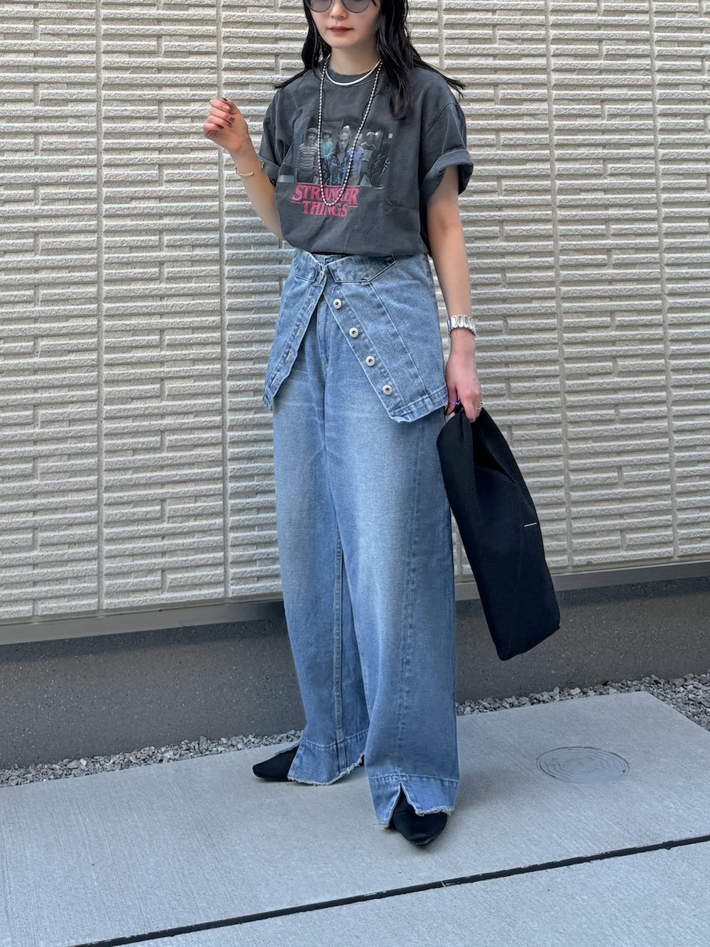 「休日スタイル、夏コーデ、レイヤードスタイル、カジュアル、Tシャツ、夏だ！Tシャツ着よう！、ロゴT、デニム、デニムパンツ、トートバッグ、サングラス、メガネ女子、韓国ファッション」｜「FREAK'S STOREのStranger Things/ストレンジャーシングス　未知の世界 Stranger Things Photo Short Sleeve T-shirt/ ストレンジャーシングス フォトTシャツ（Tシャツ/カットソー、グレー系）」を使った、pearn0さん（レディース・160cm）の夏コーディネートの2枚目の写真